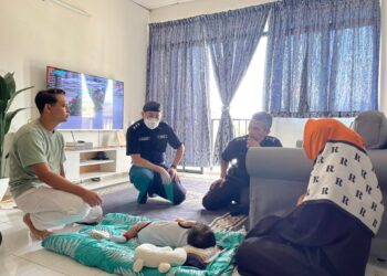 MOHD. SHUHAILY MOHD. ZAIN (dua dari kanan) ketika menziarahi keluarga bayi perempuan yang diculik di rumah mereka di Taman Pauh, Bukit Mertajam, Pulau Pinang hari ini.