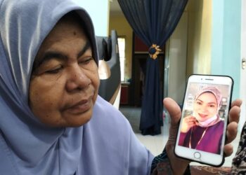 AHLI keluarga Rosnazirah Mohd. Naim masih trauma dengan kehilangannya di Kampung Semat Jal, Wakaf Bharu, Tumpat, Kelantan. - UTUSAN/ROHANA ISMAIL