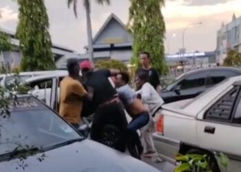 Tangkap layar klip video yang tular di media sosial memaparkan mangsa berbaju biru, dipaksa memasuki sebuah kereta oleh beberapa individu di Shahab Perdana, Alor Setar, petang semalam.