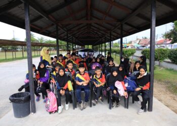 LANGKAH Sekolah Kebangsaan Kampung Chengal, Kota Bharu, menyediakan tempat menunggu khas dalam kawasan sekolah sebelum diambil oleh bas sekolah atauu ibu bapa dapat membendung jenayah culik. - UTUSAN/KAMARUL BISMI KAMARUZAMAN.
