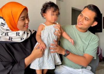 NOOR RAISYA bersama ibu bapanya, Farisha Amirah Zainal dan Mohamad Rahimi di rumah mereka di Taman Pauh, Bukit Mertajam, Pulau Pinang. - UTUSAN/SITI NUR MAS ERAH AMRAN