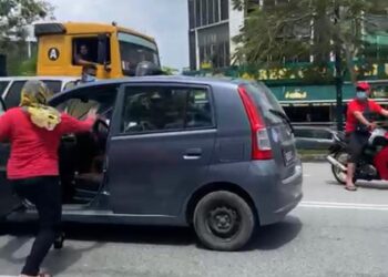 TANGKAP layar video yang tular memaparkan orang awam memberhentikan kereta milik lelaki dituduh melarikan remaja OKU di Rawang, Selangor.