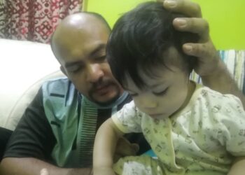 AHMAD Shaheer Rafael dilahirkan tanpa dua belah cuping telinga bersama bapanya di rumah mereka di Kampung Titian Rawa, Bukit Payung, Marang, Terengganu. - UTUSAN/NOOR HAYATI MAMAT