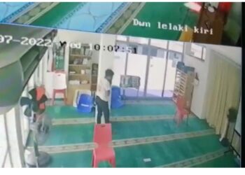 TANGKAP layar seorang pelajar tingkatan satu serta rakan dipercayai curi tabung surau di Taman Keramat Permai, Ampang semalam.