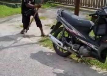 TANGKAP layar rakaman video tular seorang lelaki mencuri tiang besi dan kabel di Manjoi, Ipoh, Perak. - MEDIA SOSIAL