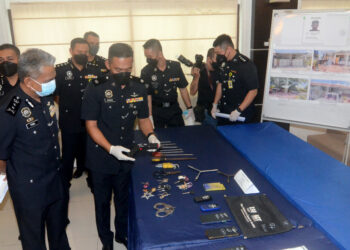 FISOL Salleh (kiri) dalam sidang akhbar mengenai kejayaan menumpaskan sindiket curi kenderaan di IPK Pulau Pinang, Georgetown hari ini.