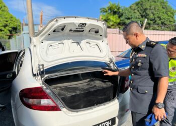 KETUA Pegawai Penguatkuasa PKPDNHEP Perlis, Mohamad Amir Abdullah menunjukkan tangki tambahan yang diubah suai pada Proton Persona untuk menyeludup minyak petrol. - UTUSAN/ASYRAF MUHAMMAD