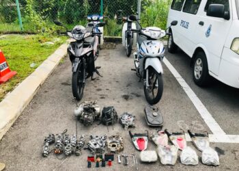 MOTOSIKAL dan komponen yang dirampas polis dalam Op Lejang di Johor Bahru, Johor.