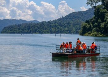 ORANG ramai mengambil peluang membawa anak mereka bersiar-siar menaiki bot di Tasik Pedu, Padang Terap, Kedah sempena cuti persekolahan. - UTUSAN/ SHAHIR NOORDIN