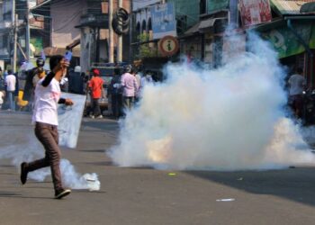 PENUNJUK perasaan cuba melarikan diri selepas pasukan keselamatan membaling gas pemedih mata dalam demonstrasi di Dawei, Myanmar. - AFP