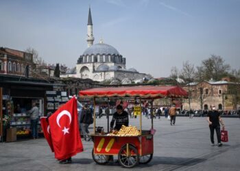 TURKI melaksanakan perintah berkurung sepenuhnya bermula 29 April hingga 17 Mei depan bagi menangani penularan wabak Covid-19. - AFP