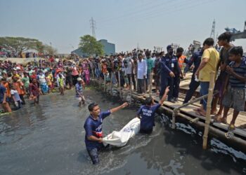 PASUKAN keselamatan membawa naik mayat penumpang yang terkorban dalam kejadian bot terbalik di Sungai Shitalakshya di Narayanganj, Bangladesh pada bulan lalu. - AFP