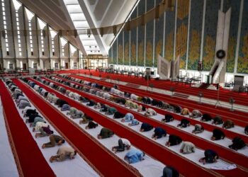 SUASANA jemaah yang mengamalkan penjarakan fizikal di Masjid Utama Faisal, Islamabad semasa bulan Ramadan. - AFP
