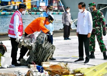 PRESIDEN Joko Widodo mengunjungi pelabuhan yang menempatkan serpihan pesawat Sriwijaya Air yang terhempas pada Januari lalu di Jakarta, Indonesia. - AFP