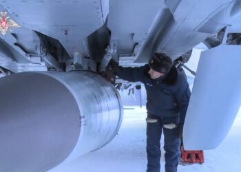PESAWAT tempur tentera Rusia, MiG-31K yang membawa peluru berpandu hipersonik Kinzhal. - AFP