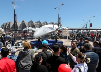 DRON Bayraktar TB2 yang dihasilkan oleh syarikat Baykar Turki dipamerkan semasa Festival Teknologi di Dewan Baku Crystal, Azerbaijan.-AFP
