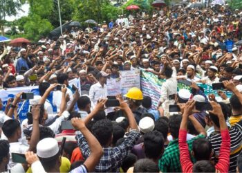 PELARIAN Rohingya berhimpun dan memegang sepanduk mendesak supaya mereka dihantar pulang ke Myanmar dalam protes di Kutupalong, Bangladesh. - AFP