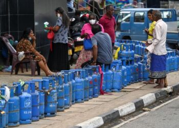 PENDUDUK menunggu giliran mengisi bekalan tong gas bagi kegunaan harian di Colombo. -AFP