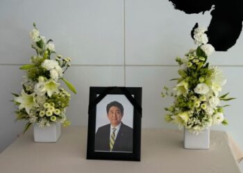 POTRET Shinzo Abe diletakkan di kediaman Duta Jepun ke Perancis di Paris. - AFP