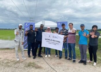 Pasukan Ericsson dan DNB di tapak ujian Pulau Pinang, dengan DNB
Ketua Perancangan Rangkaian & Kejuruteraan, Jun Jack Yong (tiga dari kanan)