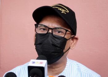 AHMAD Faizal Azumu ditemui pemberita selepas meninjau Program Vaksinasi Outreach di Dewan Serbaguna Kampung Sungai Lah, di Tapah hari ini. - UTUSAN/ZULFACHRI ZULKFLI