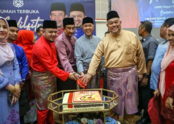 AHMAD Zahid Hamidi (tengah) bersama-sama Rozabil Abdul Rahman (kanan) dan Fathul Bari Mat Jahya (kiri) memotong kek sempena ulang tahun UMNO yang ke-77 pada Majlis Rumah Terbuka Aildilfitri UMNO Perlis di Dewan Sivik Arau, Perlis hari ini. - UTUSAN/ SHAHIR NOORDIN