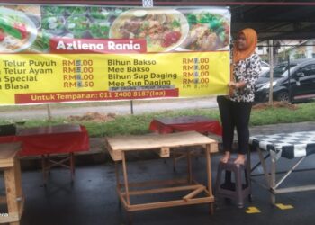 NOR AZLINA Seliman sedang membuat persiapan terakhir di Bazar Ramadan Balik Pulau, Pulau Pinang sebelum mula beroperasi esok.