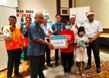 ZAKARIA Taib (kini) menyerahkan sumbangan pek perayaan serta barangan keperluan asas menerusi program Sentuhan Kasih Yayasan Petronas kepada para penerima bantuan George Town, Pulau Pinang hari ini.