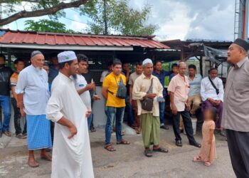 SOPHIAN Mohd. Zain (kanan) bersama Azmi Jaafar (tiga dari kanan) ketika bertemu sebahagian daripada warga Rohingya yang tinggal di sebuah pangsapuri di Bagan Dalam, Butterworth, Pulau Pinang semalam.