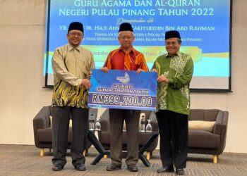 AHMAD ZAKIYUDDIN Abd. Rahman (tengah) ketika menghadiri Majlis Penyerahan Saguhati Guru Agama dan al-Quran Pulau Pinang 2022, di Bayan Lepas, Pulau Pinang hari ini.