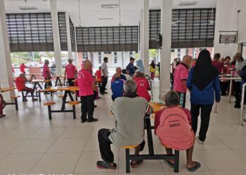 SUASANA di Rumah Seri Kenangan di Seri Iskandar dekat Parit ketika penghuni pusat itu beratur untuk mengambil makanan ketika tinjauan baru-baru ini. - UTUSAN/AIN SAFRE BIDIN