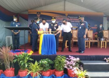 MOHAMMAD Hamdan Wahid (tiga dari kanan) bersama tetamu jemputan lain memusing loceng siren sebagai simbolik perasmian Post Kawalan Bomba Pulau Indah, Klang, Selangor, hari ini. - UTUSAN / MOHAMAD NAUFAL MOHAMAD IDRIS
