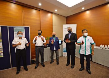 ABDUL AZIZ Abdul Rahman (tengah) bersama Md Silmi Abd. Rahman (dua dari kiri) menunjukkan hasil tanaman lada berkualiti tinggi hasil Inovasi IoT dan fertigasi yang bakal dijalankan hasil kerjasama UMP dan Teraju di Kuantan, Pahang.