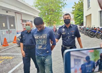 PEKERJA kontrak, S. Ramesh, 33, mengaku tidak bersalah di Mahkamah Sesyen George Town, Pulau Pinang hari ini atas pertuduhan cubaan membunuh dengan mendatangkan kecederaan ke atas seorang anggota polis pada 1 Mac lalu. - Pix: IQBAL HAMDAN