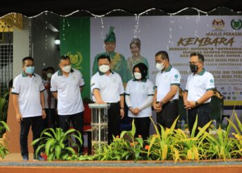 TAKIYUDDIN Hassan (dua dari kanan) menyaksikan Tuanku Syed Faizuddin Putra Jamalullail (tiga dari kiri) menyempurnakan majlis perasmian program Kembara Hijau Bersama Himpunan Outdoorians Malaysia (HOM) Perlis di Kompleks Basikal Lasak Sungai Batu Pahat, Kangar, Perlis hari ini.- UTUSAN/SYED AZLAN SAYID HIZAR