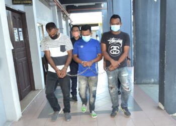 G. AGILAN (kiri), Mohd. Asrul Afandi Zulkifli (tengah) dan Rahisham Abdul Ghani didakwa di Mahkamah Majistret Ipoh hari ini atas tuduhan mengedar dadah jenis methampethamine minggu lalu.  - UTUSAN/ZULFACHRI ZULKIFLI