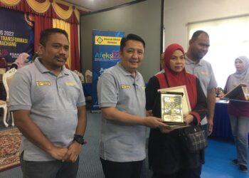 AHMAD Jazlan Yaakob (dua dari kiri) menyampaikan Anugerah Khas Sahabat kepada Normazura Mat Husin pada Karnival Sahabat Usahawan AIM cawangan Machang di Pusat Transformasi Ilmu, Bukit Tiu Machang, Kelantan hari ini. - UTUSAN/ROSMIZAN RESDI