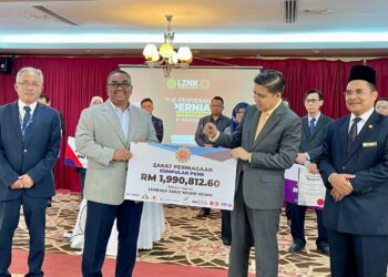 MUHAMMAD Sanusi Md. Nor (dua dari kiri) menyerah replika cek zakat PKNK kepada Setiausaha Kerajaan Negeri merangkap Pengerusi Zakat Kedah, Datuk Norizan Khazali pada Majlis Penyerahan Zakat Perniagaan Kumpulan PKNK di Wisma Darul Aman Alor Setar, hari ini.