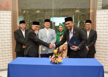 TUANKU Syed Faizuddin Putra Jamalullail (tengah) menyaksikan menandatangani Memorandum Persefahaman (MoU) dengan Pertubuhan Kebajikan Al-Nidaa Malaysia (Al-Nidaa) di Galeri Diraja Arau, semalam.-UTUSAN