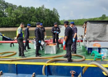 Kamarul Zaman menunjukkan rampasan  minyak diesel di Sungai Bauk, Tanjung Belungkor, Kota Tinggi.