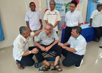 NGADI Tankar (tengah) berbual bersama  Sharuddin Omar (kiri) sambil diperhatikan  Abdul Roup Awang (kanan, duduk) pada Majlis Penyerahan Zakat Waqalah BPB kepada golongan asnaf veteran ATM di Butterworth, Pulau Pinang semalam.