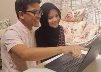 Akid Mierza Mohammad Kushairi dan adiknya, Nurin Syafiyyah Mohammad Kushairi memeriksa keputusan SPM 2020 menerusi pautan yang diberikan oleh Kementerian Pendidikan.