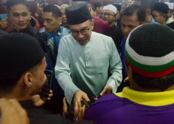 ANWAR Ibrahim beramah-mesra bersama para jemaah selepas selesai menunaikan solat Isyak dan sunat tarawih di Masjid Ibadurrahman, Kepala Batas, Pulau Pinang malam ini. - Pix: IQBAL HAMDAN