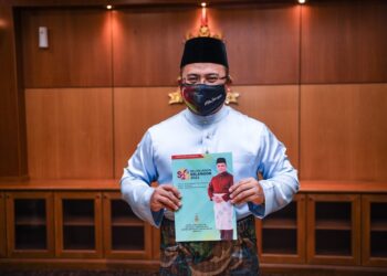 AMIRUDIN Shari menunjukkan usul Belanjawan Selangor 2022 yang bertemakan ‘Kita Selangor: Negeri Tahan Uji Mengangkat Martabat Insani’ di Dewan Undangan Negeri (DUN) Selangor, sebelum membentangkannya dalam sidang DUN di Shah Alam, hari ini