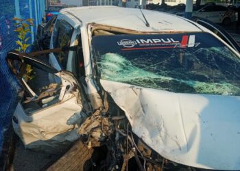 KEADAAN MPV jenis Nissan Grand Livina  yang membawa muatan daun ketum setelah terlibat kemalangan dengan kereta dinaiki pasangan suami isteri di Ayer Hitam, Jitra, Kubang Pasu hari ini.