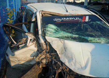 KEADAAN MPV jenis Nissan Grand Livina  yang membawa muatan daun ketum setelah terlibat kemalangan dengan kereta dinaiki pasangan suami isteri di Ayer Hitam, Jitra, Kubang Pasu hari ini.