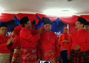 Ahli Majlis Kerja Tertinggi UMNO, Datuk Ahmad Shabery Cheek memakaikan tanjak kepada Ahmad Said selepas merasmikan Mesyuarat Perwakilan UMNO Bahagian Kemaman di Kemaman, hari ini. - UTUSAN/NIK NUR IZZATUL HAZWANI NIK ADNAN