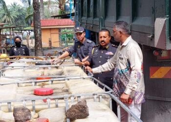 S. JEGAN (dua dari kanan) melihat tangki minyak dipercayai mengandungi diesel bersubsidi yang berjaya dirampas dalam satu serbuan di Valdor, Simpang Ampat, Pulau Pinang hari ini.