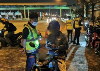 JPJ Pulau Pinang memeriksa sehingga 367 buah motosikal dalam tempoh kurang tiga jam sepanjang penguatkuasaan khas Ops Bersepadu Luaran di Butterworth, Pulau Pinang kelmarin.