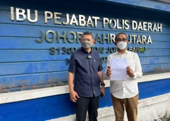SALAHUDDIN Ayub (kiri) ketika mengadakan laporan polis di IPD Johor Bahru Utara di Hohor pada 28 April 2022.